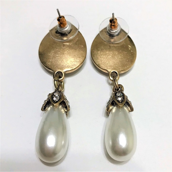 GE21 | Pearl Pendant Crystal Statement Earrings - Picture 3 of 6